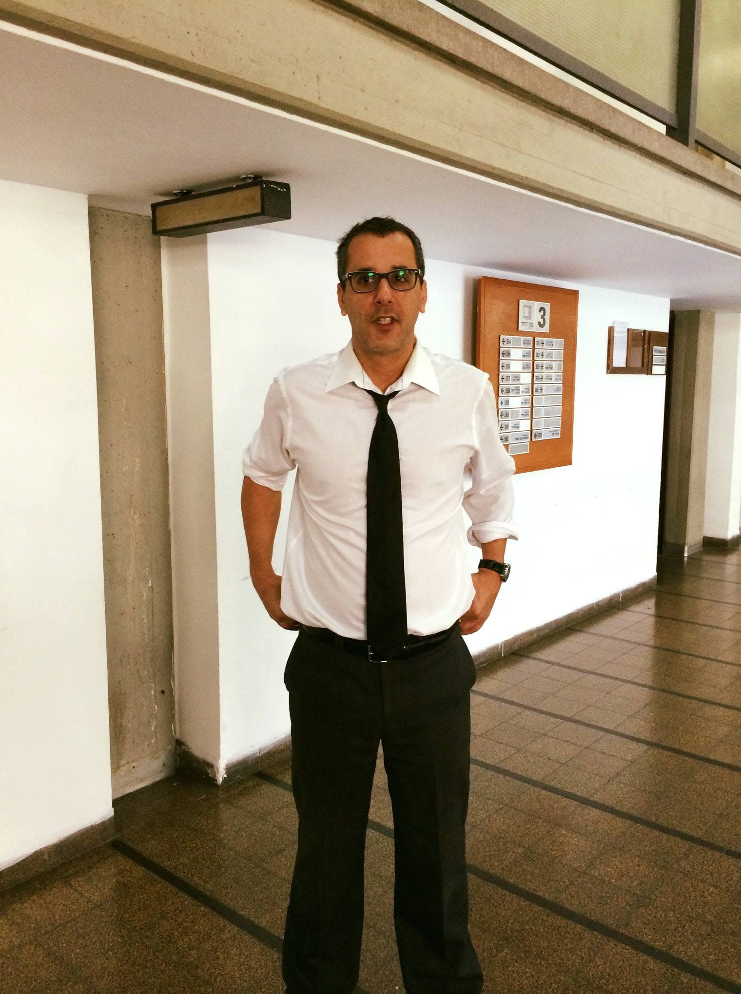 עו״ד יניב גביש במהלך יום עבודה בבית המשפט
