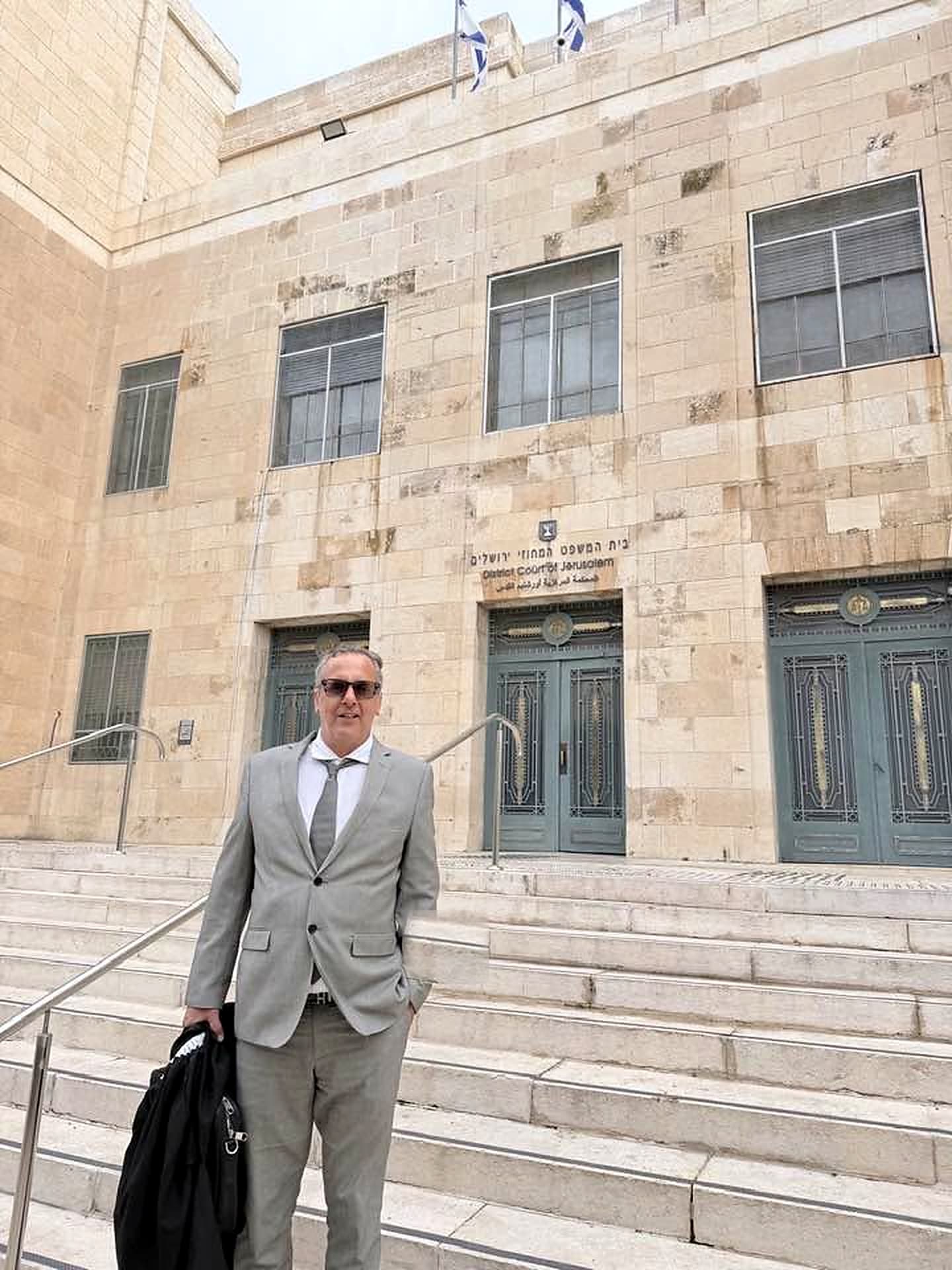 עו״ד יניב גביש בחזית בית המשפט המחוזי בירושלים