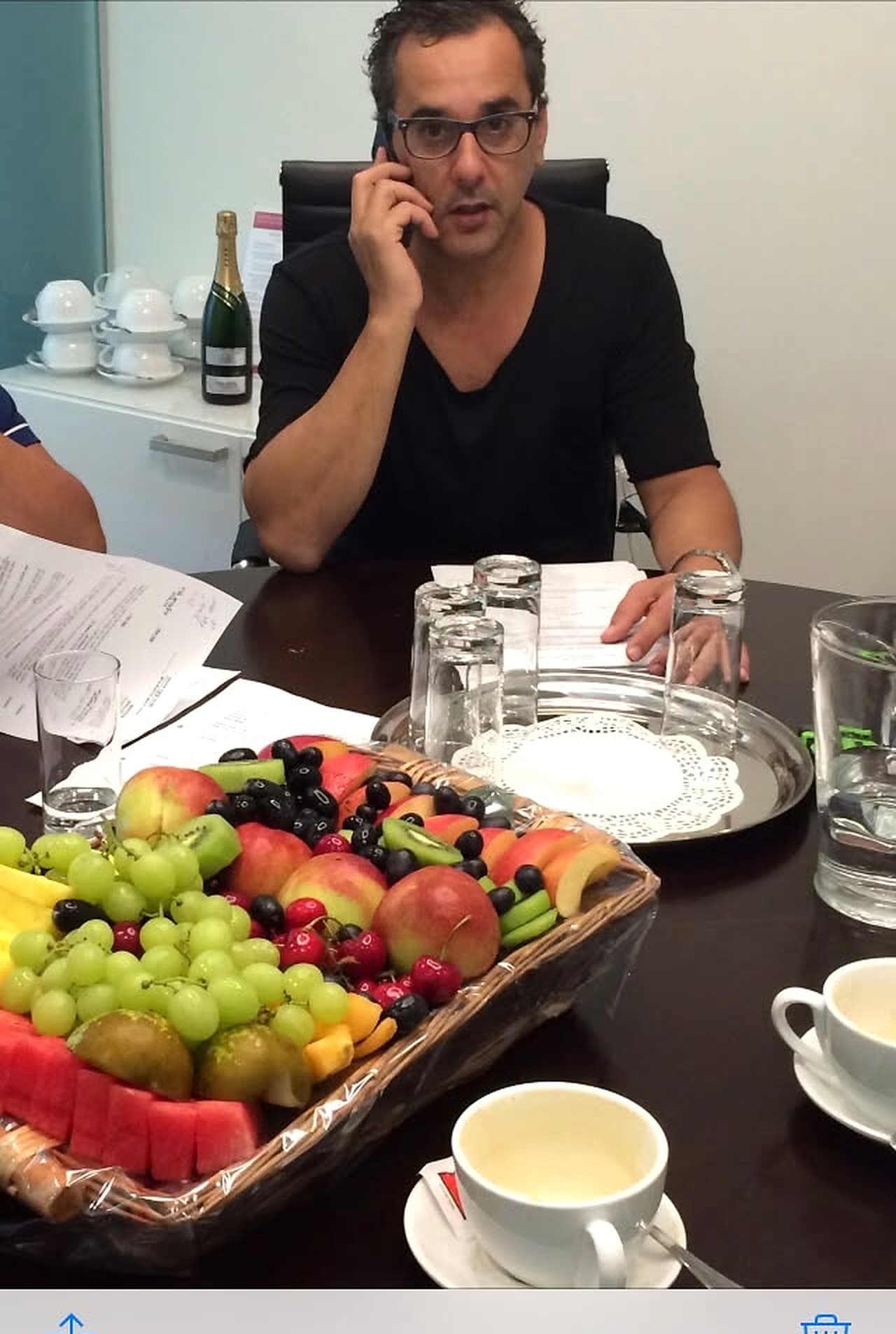 עו״ד יניב גביש במהלך ישיבת עבודה במשרד