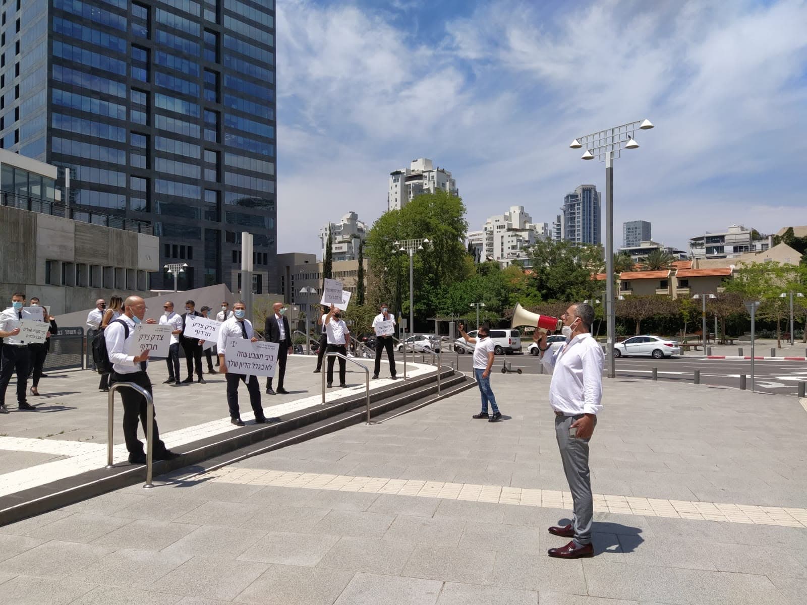 עו״ד יניב גביש מרצה במחאת הפרקליטים